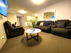 2 Bed 2 Bath Apartment in Braddon, Canberra - Pool, Gym and Free Parking, Canberra